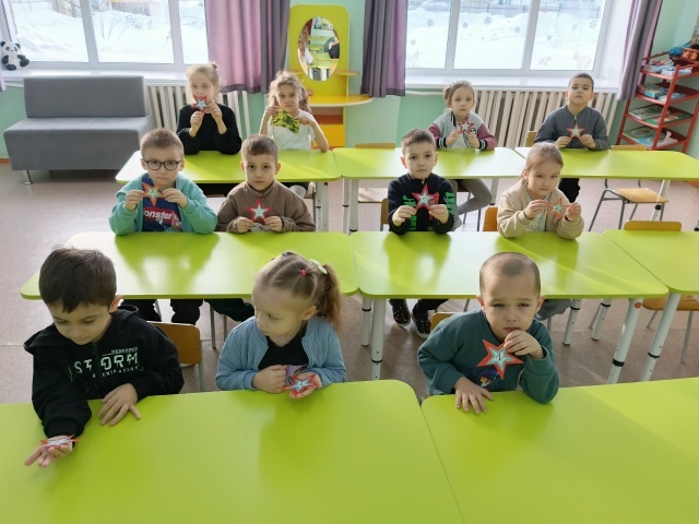 Ача садĕнче салтаксем валли ырӑ сунса амулетсем ӑсталанӑ