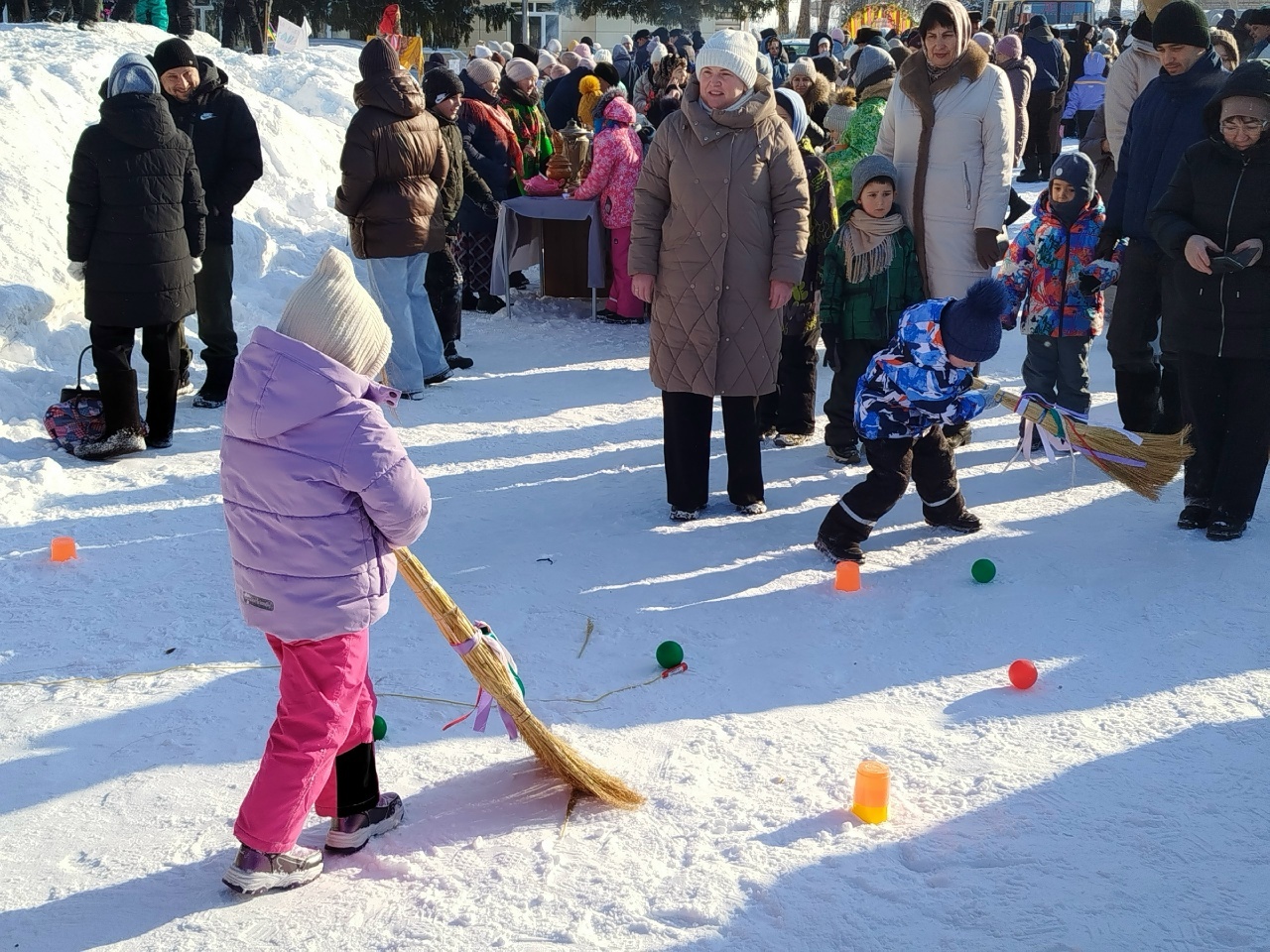 Пишпӳлекри тӗп площадьре Ҫӑварние уявланă