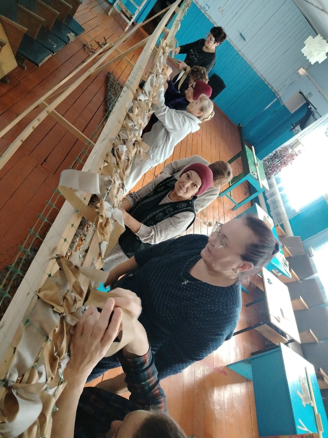 Кистенлĕпуçĕнчи ял клубĕнче боецсем валли маскировка сеткисем ҫыхаççĕ