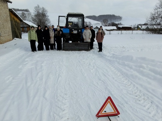 Хушăлкари вăтам шкулта тракторпа ҫӳреме опыт пухаҫҫӗ
