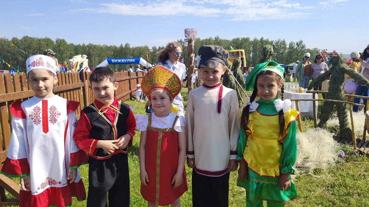 Раҫҫей кунӗпе чӗререн саламлатпӑр!