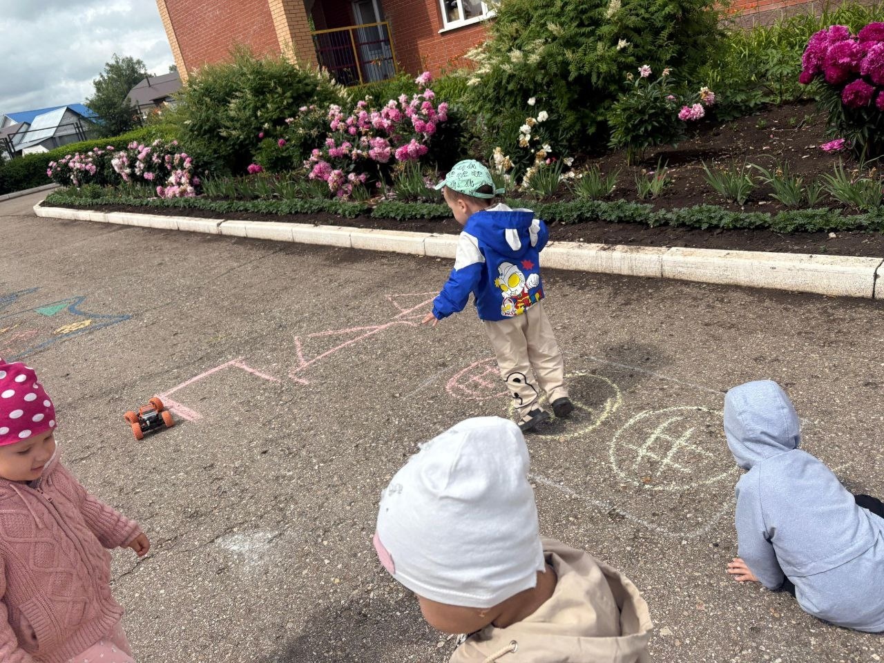 Çул-йӗр правилисем ача садӗнче асфальт ҫинче