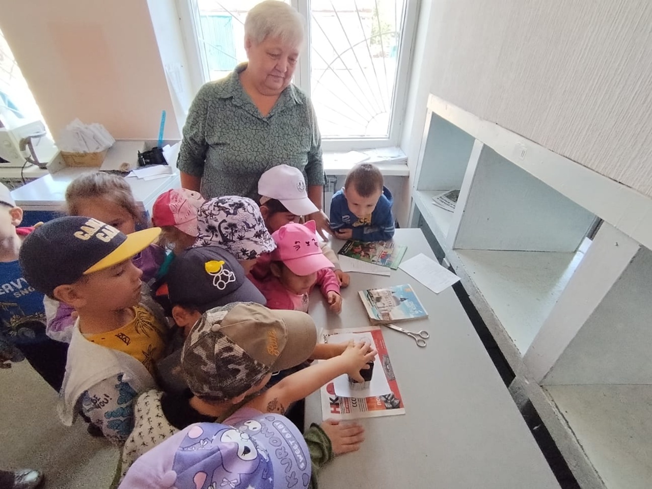 Ача садӗнчи ачасем Пишпÿлекри почта уйрӑмне ҫитсе курнă