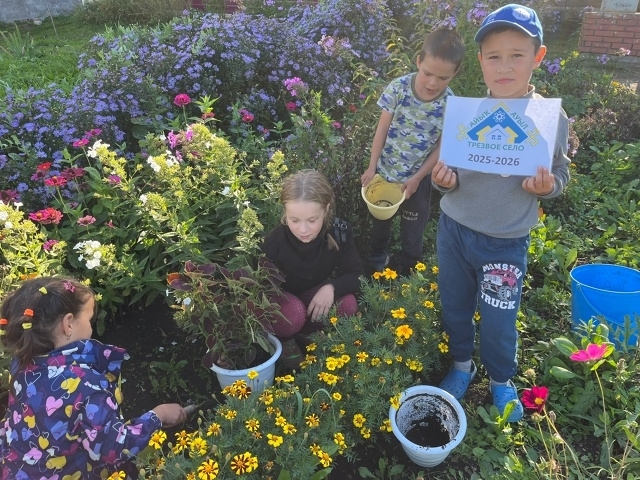 Ситекпуçĕнчи библиотекăра эколятасем чечексем лартнӑ