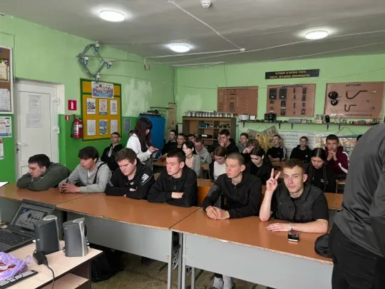 Ҫӗнтерӳ волонтерӗсем студентсемпе асӑну урокӗ ирттернĕ