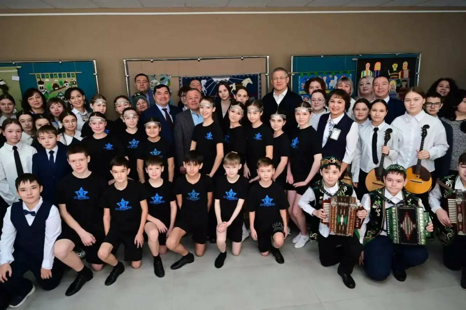 Радий Хабиров Янаулти ҫӗнелнӗ ача-пӑча ӳнер шкулне ҫитсе курнӑ