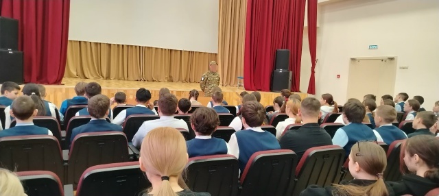 Шкул ачисем СВОна хутшăнаканпа тĕл пулнă