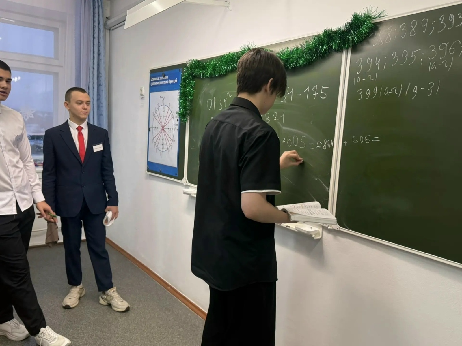 Пишпÿлекри 1-мĕш вăтам шкулта тӑван шкулӑн ҫуралнӑ кунне паллă тунă