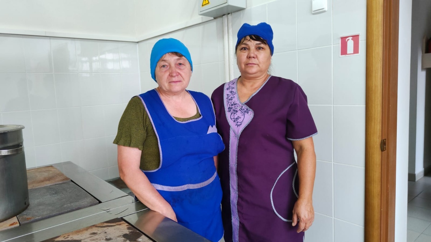 «Тавтапуҫ пирӗн поварсене, пире тутлӑ пӗҫерсе çитернĕшен!»