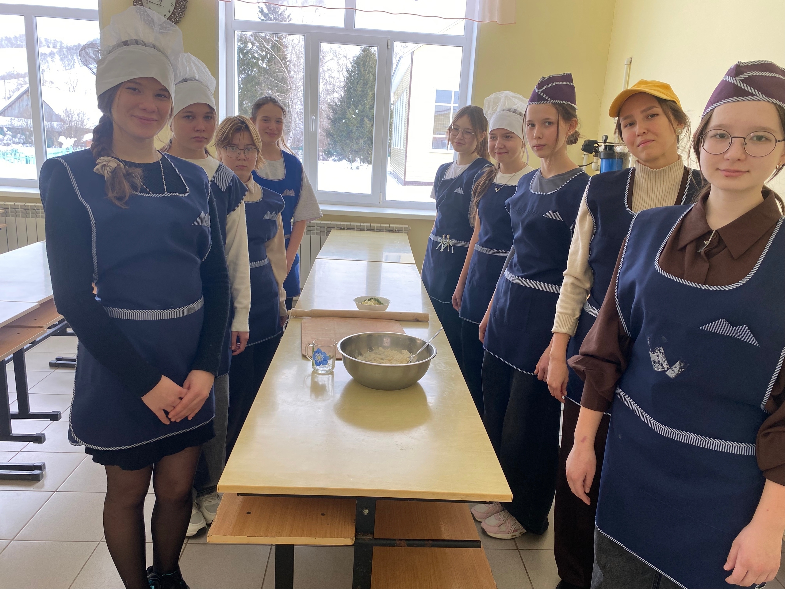 Хушăлкари вăтам шкулта вĕренекенсем хуран кукли пĕçернĕ