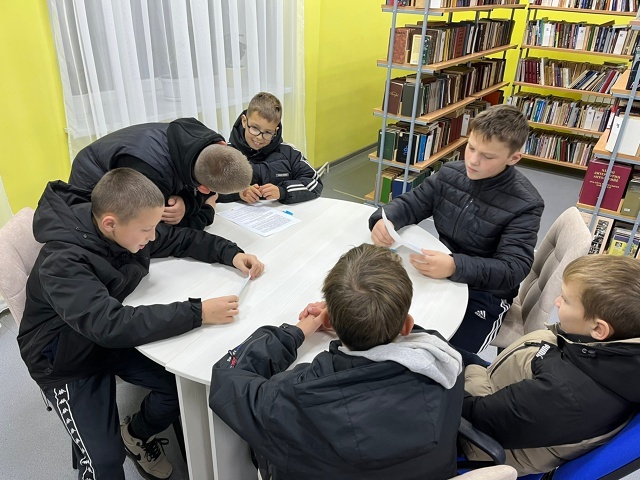 Ситекпуçĕнчи библиотекăра Халӑх пӗрлӗхӗн кунне халалланă викторина иртнĕ