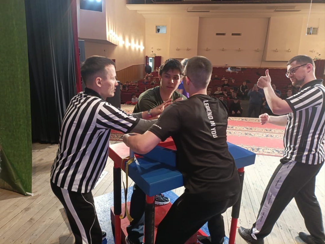 Пишпÿлекре армрестлингпа уҫӑ ӑмӑртусем иртнĕ