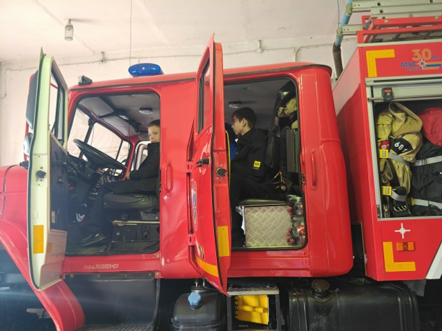 Шкул ачисем МЧС ӗҫченӗн профессийĕпе паллашнă