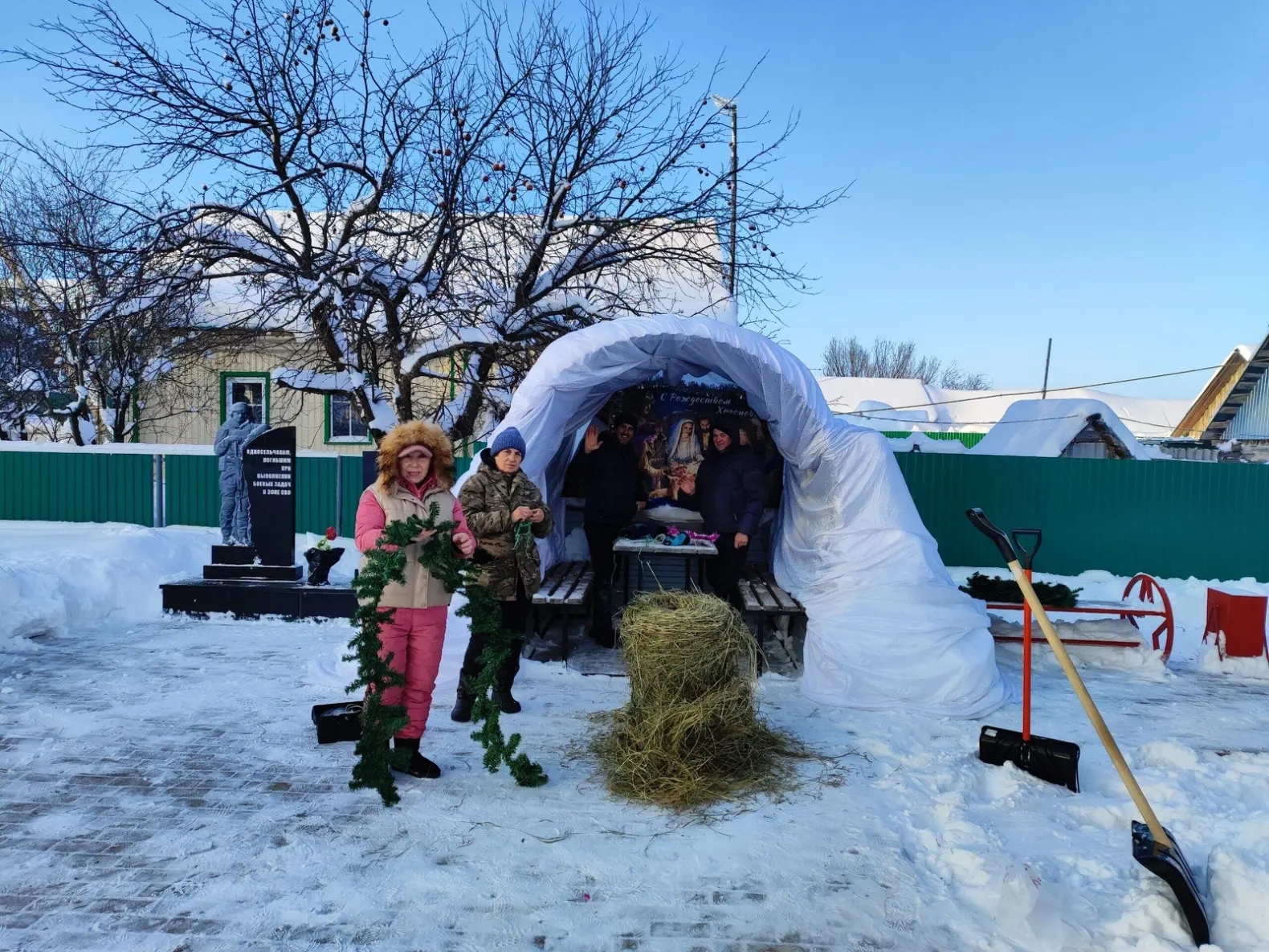 Ситекпуçĕнче Иисус Христос ҫуралнин сценине символла кӑтартнă