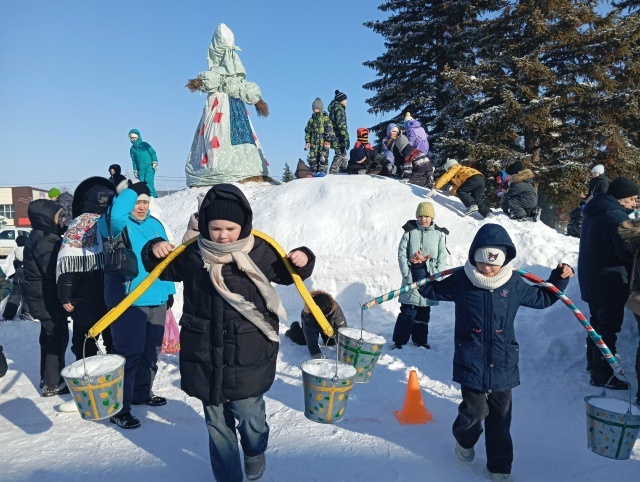 Ача-пӑча пултарулӑх центрӗн коллективӗ Çăварни халӑх уявне хастар хутшăннă