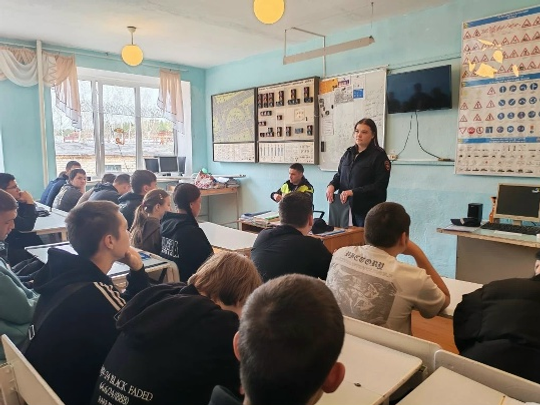 Студентсемпе çул-йĕр правилисемпе калаçу ирттернĕ