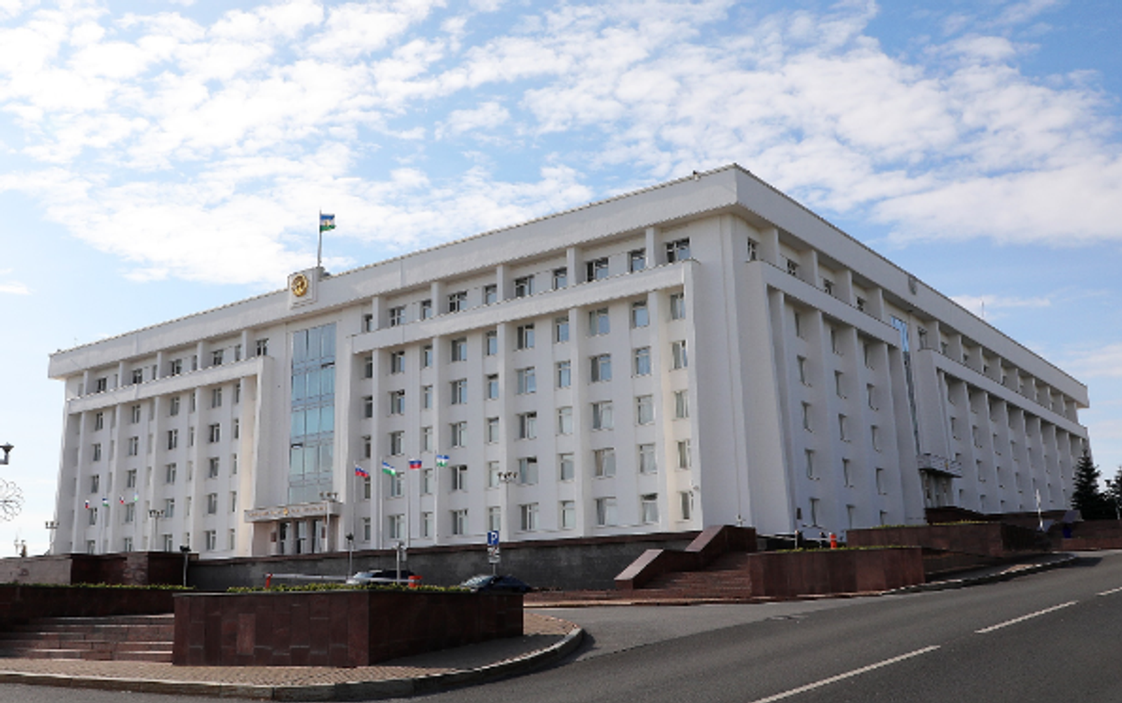 Радий Хабиров Пушкӑртстанри муниципаллӑ служащисене уявпа саламланӑ