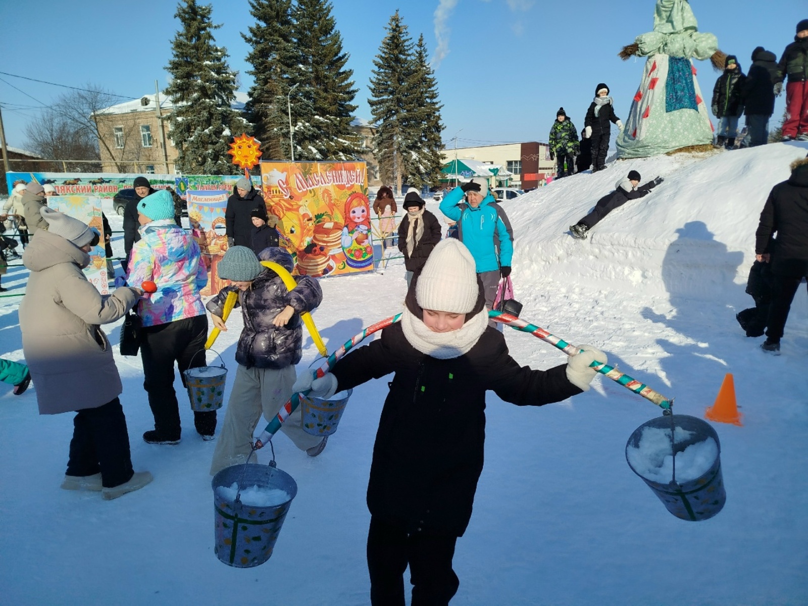 Пишпӳлекри тӗп площадьре Ҫӑварние уявланă