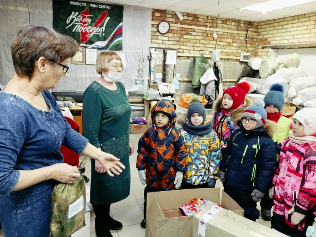 Ача садĕнче салтаксем валли ырӑ сунса амулетсем ӑсталанӑ