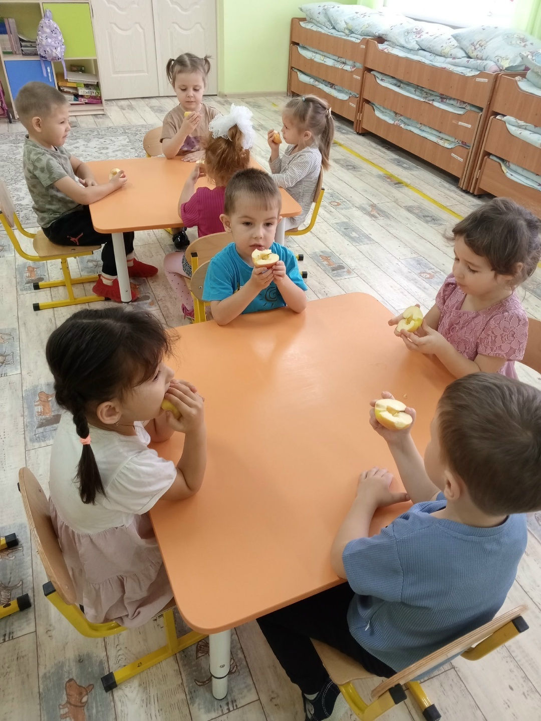 Ача садĕнче пĕчĕккисем улма-çырлапа паллашнă