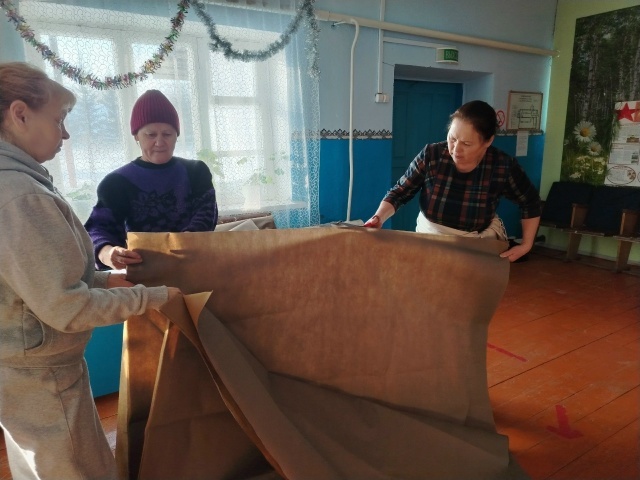 Кистенлĕпуçĕнчи ял клубĕнче боецсем валли маскировка сеткисем ҫыхаççĕ