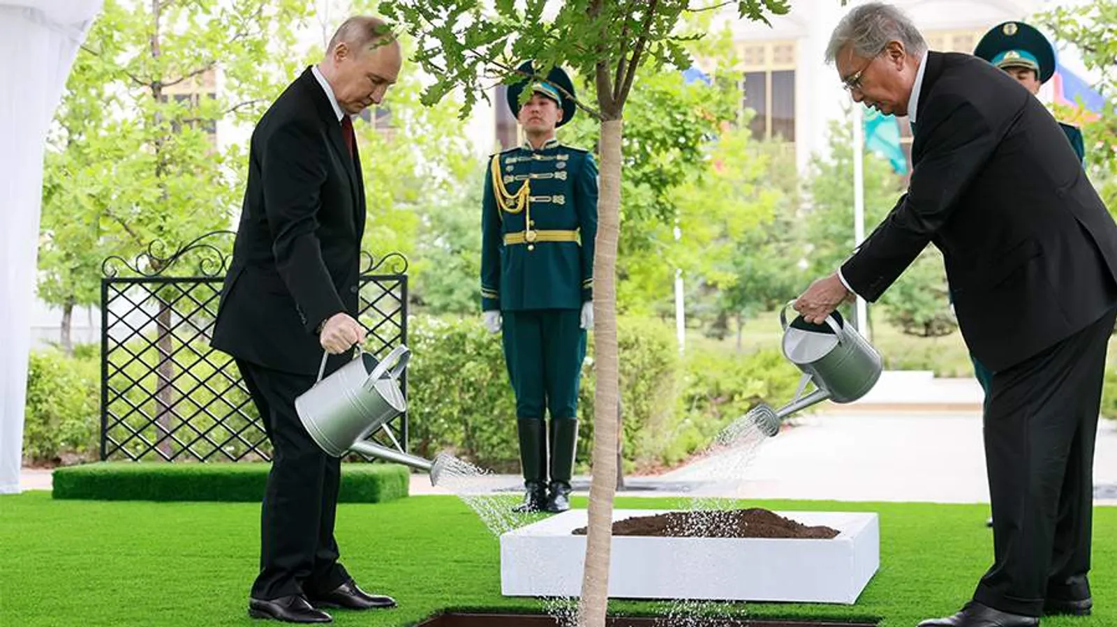Путинпа Токаев Астанари Ĕмӗрхи туслӑх аллейине йывӑҫ лартнӑ