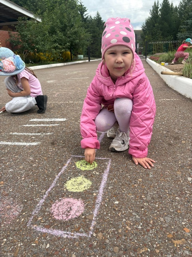Çул-йӗр правилисем ача садӗнче асфальт ҫинче