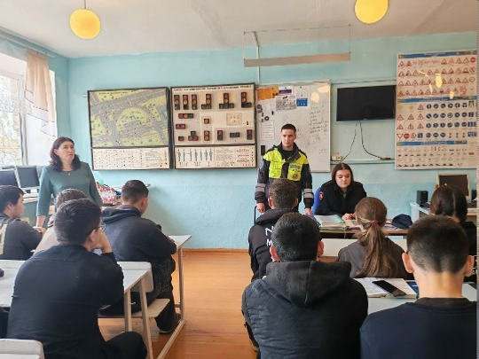 Студентсемпе çул-йĕр правилисемпе калаçу ирттернĕ