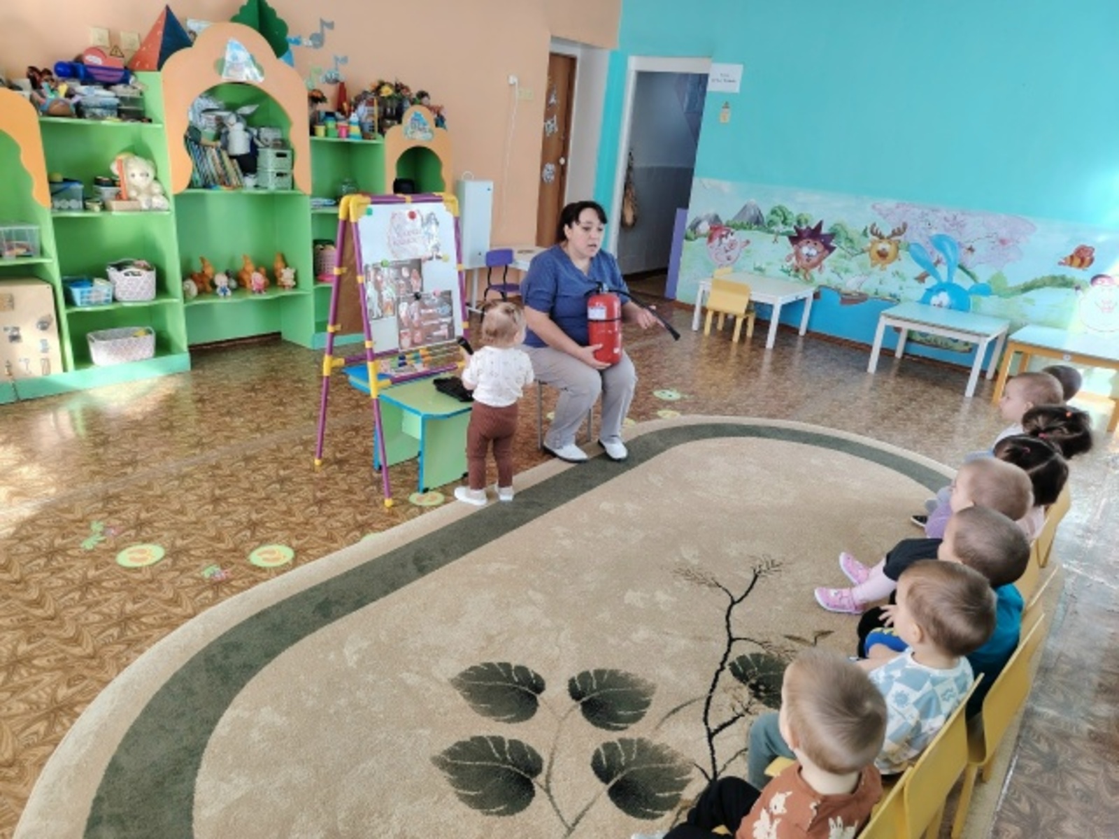 Ача садĕнче чи пĕчĕккисем огнетушительпе паллашнă