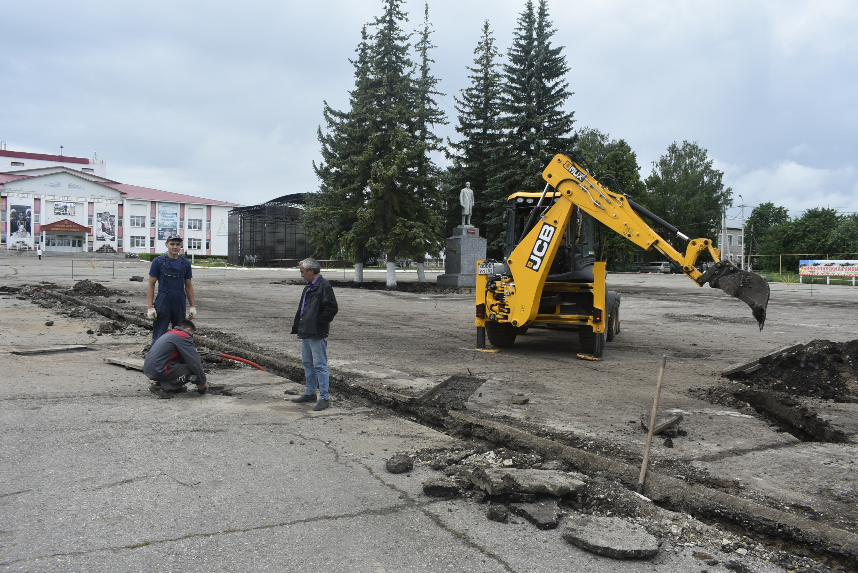 Пишпÿлекĕн тĕп площадӗнче ӗҫсем пыраҫҫӗ