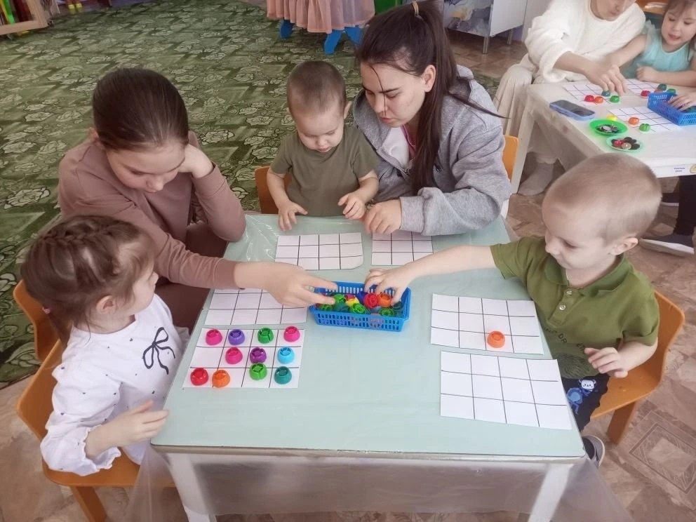 Аслисемпе ачасем пӗр-пӗринпе хаваспах хутшӑннă