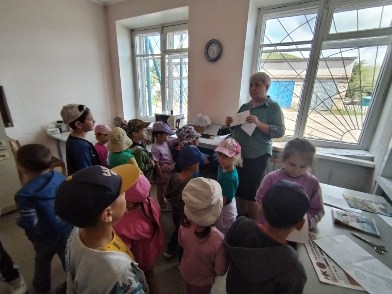 Ача садӗнчи ачасем Пишпÿлекри почта уйрӑмне ҫитсе курнă