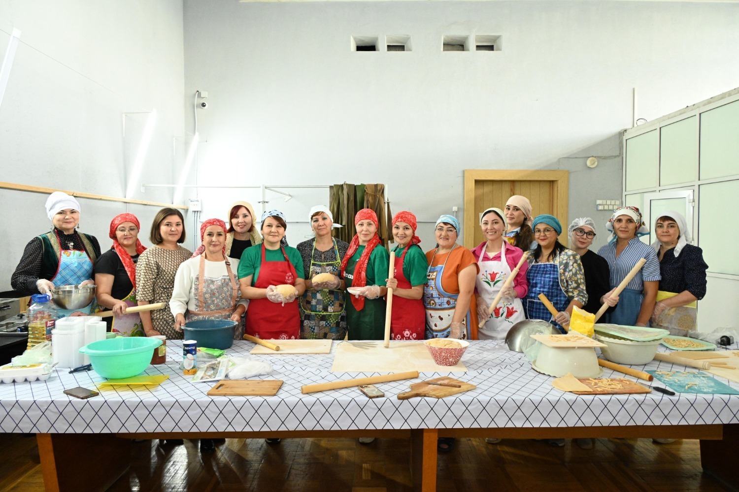Уфари журналистсем пӗршухӑшлӑх кунӗ тӗлне СВО боецӗсем валли чак-чак тунӑ