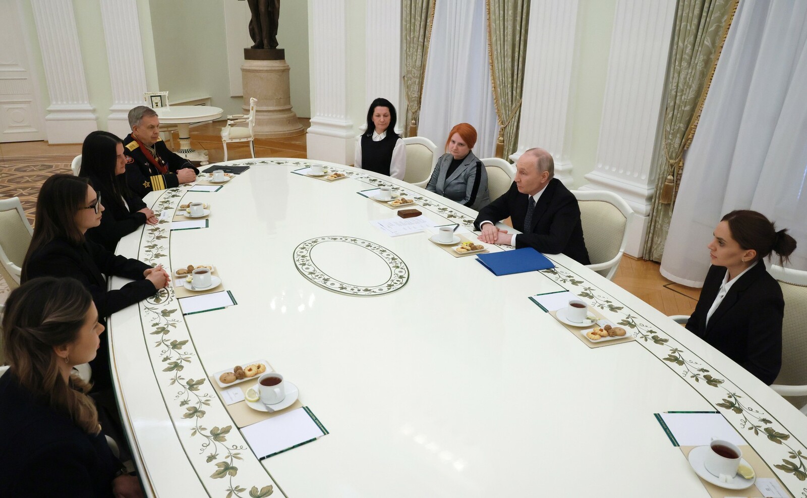 Путин ҫар ҫыннисен тӑлӑх арӑмӗсемпе ачисене пулӑшассине тимлеме чӗнсе каланă