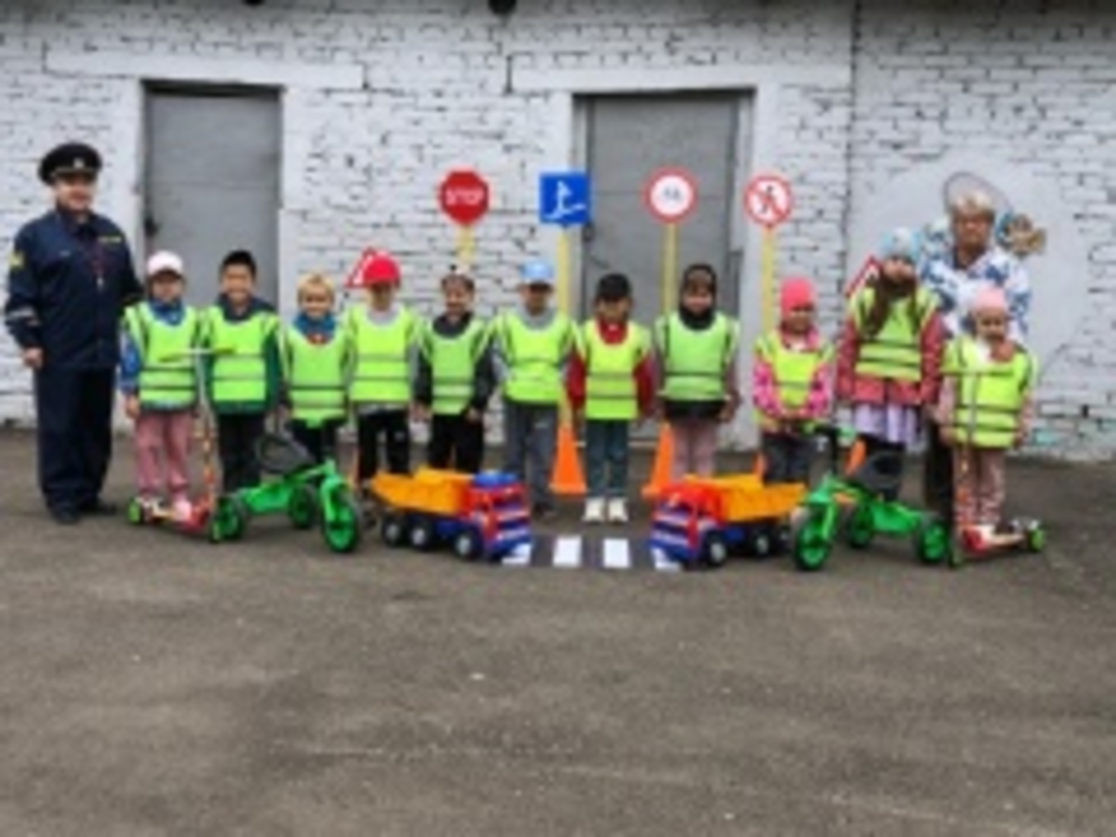 Ача садĕнче çул-йĕр хăрушсăрлăх правилисене пăхса тухнă