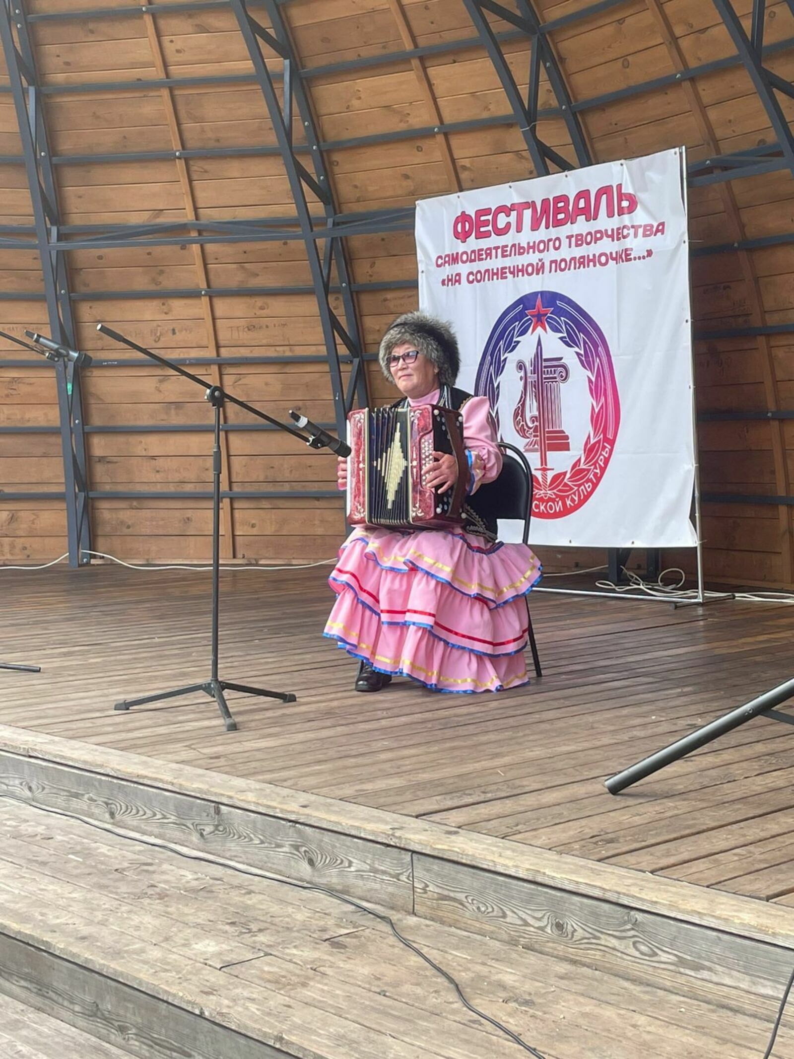 Для участия в празднике гармонистов, жительница региона научилась играть за ночь