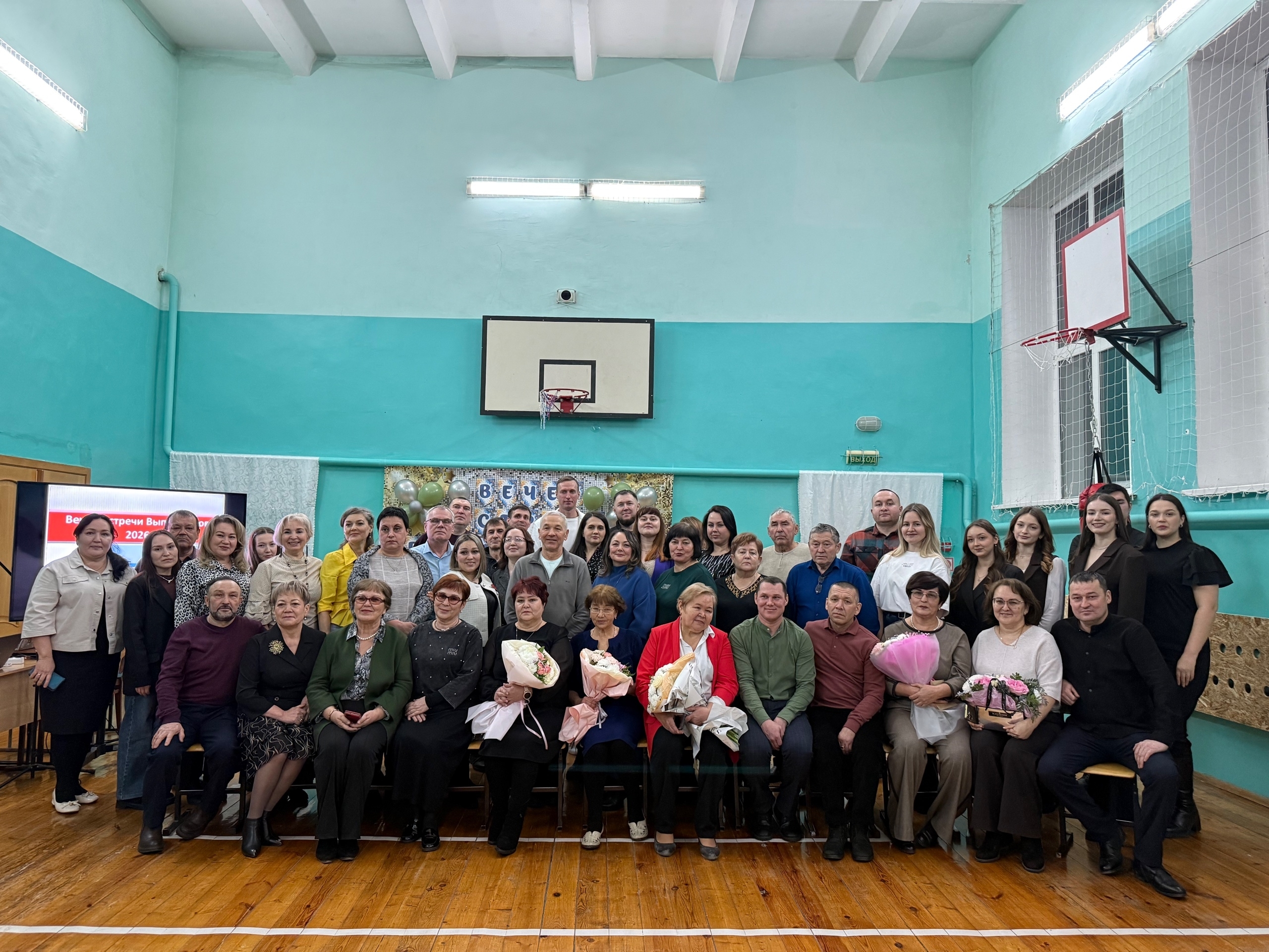 Астӑвӑм кӗнекине уҫа-уҫа юлташсене тӗл пулатӑп