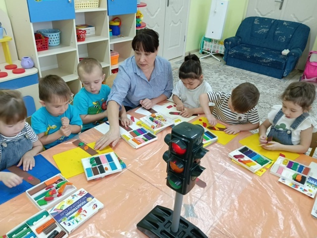 Кӗҫӗн ушкӑн воспитанникӗсем светофорăн тĕсĕсене аса илнĕ