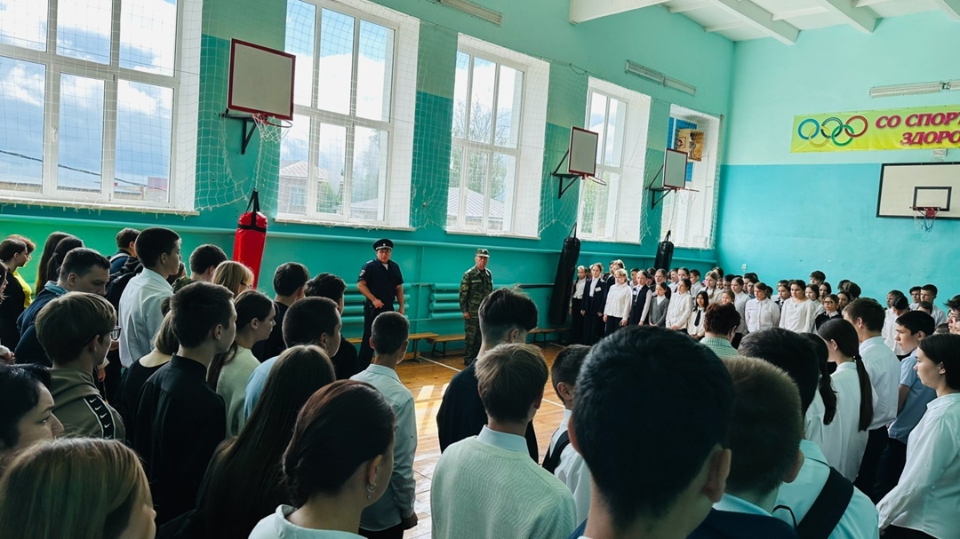 Каникул умĕн шкул ачисене çул-йĕр правилисене аса илтернĕ