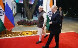 Нарендра Моди Путина вырӑсла «Гита» копине парнеленӗ