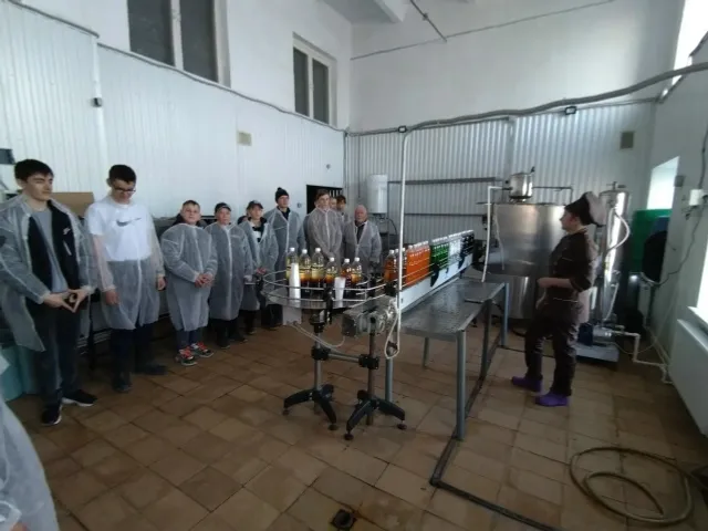 Шкул ачисем Пишпÿлек лимонадне тума вĕреннĕ