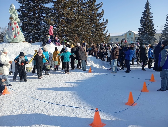 Ача-пӑча пултарулӑх центрӗн коллективӗ Çăварни халӑх уявне хастар хутшăннă