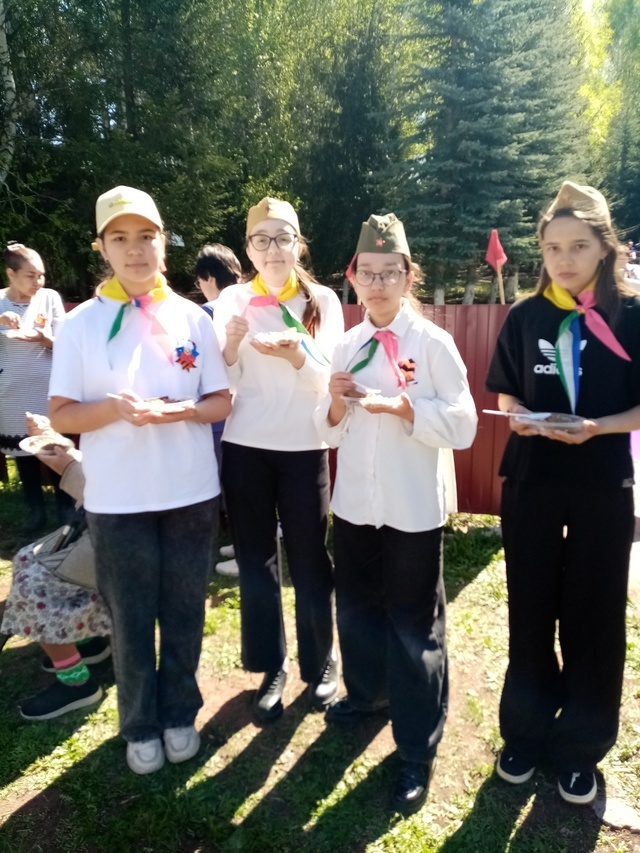 Шкул ачисем салтак пӑттипе хӑналаннă