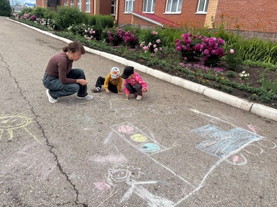 Çул-йӗр правилисем ача садӗнче асфальт ҫинче