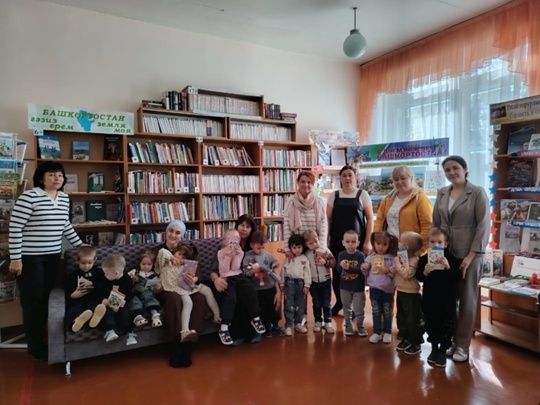 Ача сачĕн воспитанникĕсем районти ача-пăча библиотекинче пулнă