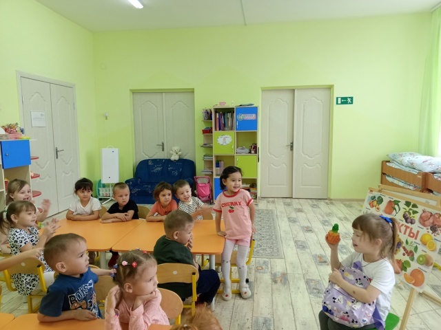 Ача садĕнче пĕчĕккисем улма-çырлапа паллашнă