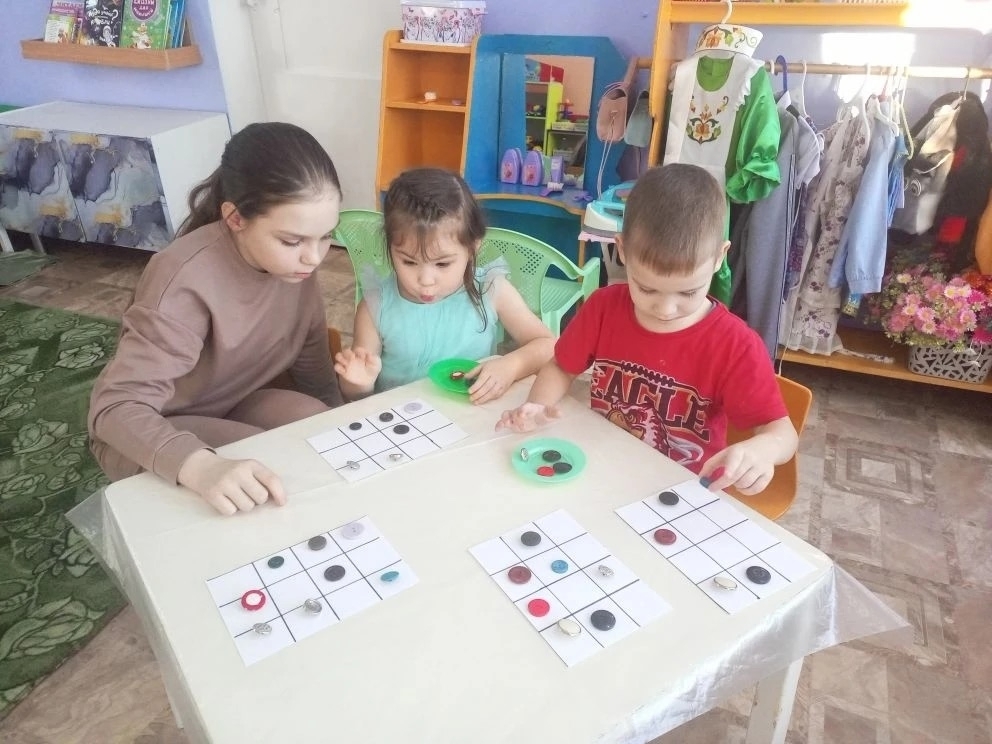 Аслисемпе ачасем пӗр-пӗринпе хаваспах хутшӑннă