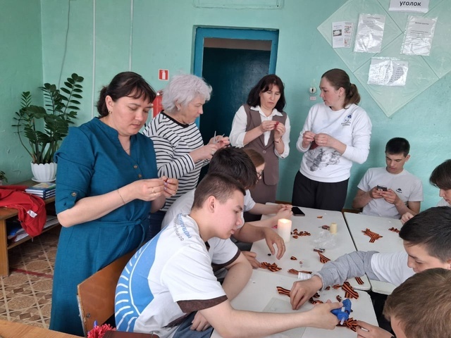 Ҫӗнтерӳ волонтерӗсем Георги лентисенчен брошка тумалли  мастер-класс ирттернӗ