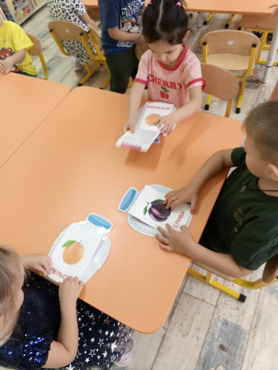 Ача садĕнче пĕчĕккисем улма-çырлапа паллашнă