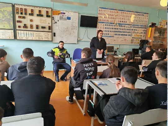 Студентсемпе çул-йĕр правилисемпе калаçу ирттернĕ